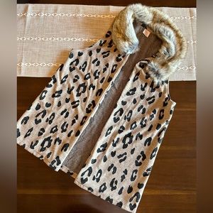 Girls leopard vest with fur collar.